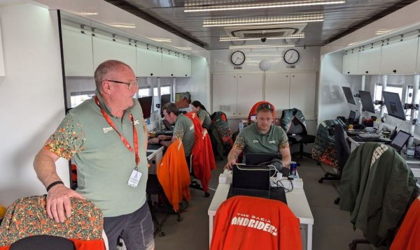 Едни от хората, които обикновено остават извън прожекторите, но без които титлите не биха се случвали. Prodrive е британската компания, която подготви болидите Dacia Sandriders за Дакар. Още миналата година те изглеждаха конкурентни на фаворитите, но изключително лош късмет извади Льоб и Ал-Атия от борбата за подиума. Сега отборът и автомобилите се справиха безукорно. А Prodrive добавя титлата от Дакар към внушителната си витрина, в която са победи в Льо Ман, 15 подиума във Формула 1 (с BAR) и цели 46 спечелени ралита във WRC, увенчани от три титли. 