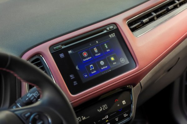 Honda, образно казано, също като Toyota, изпусна влака на мултимедийните системи и постоянно се налага да наваксва след като конкуренти в сегмента като Skoda а постоянно вдигат летвата.

Въоръжени с търпение е възможно да научите често объркващите менюта, а използването на zoom функцията на навигацията е почти невъзможно в движение. Да, последната система на Honda е най-добрата им до сега, но кратко сравнение със системата на конкурент по цена показва че японците има още какво да подобрят.