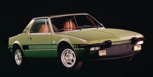 Със средноразположения си двигател италианският Fiat X1/9 е компактен спортен автомобил на доста разумна цена.