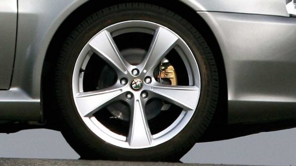 Както и в случая на GTA, тук също не говорим за модел а за много специфични версии. Този дизайн с 5 спици се предлагал за Q2 вариантите на 147 и GT, които Alfa Romeo предлага между 2007 и 2010 г. И двата спецмодела, освен с всичко друго, се предлага ли и с TorSen диференциал с ограничено приплъзване.