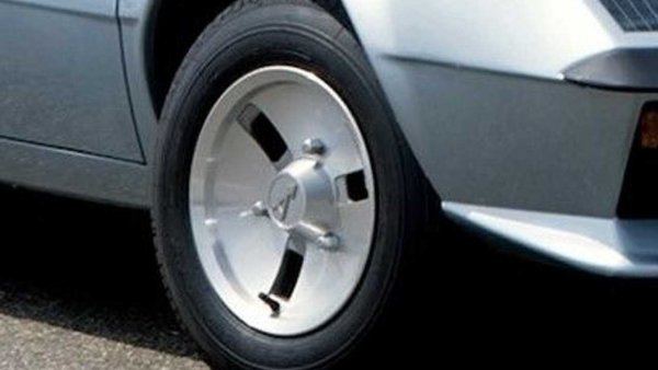 Наследникът на A110 имал кариера, продължила почти десетилетие и половина (от 1971 до 1984) с няколко еволюции, включително на ниво дизайн, както и дизайна на &bdquo;обувките&rdquo;. Най-известните джанти за модела са тези, дошли с фейслифта от 1976 година и версията с V6 двигател.