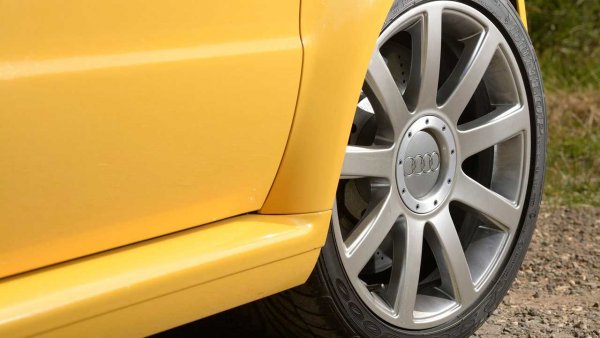 Първото Audi RS 4 Avant, базирано на поколението В5 на А4 и наследник на легендарния RS 2 има много неща, с които да бъде запомнен, като ексклузивното комби изпълнение, капачките на огледалата от лъскав алуминий или 2,7-литровия V6 мотор с битурбо, постигащ 380 к.с.

Но не може да забравим и летите джанти с 9 спици, подобни, но и същевременно отличаващи се от онези на останалите модели на Audi по онова време.