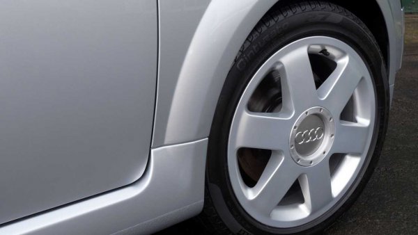 Разбира се, на първото поколение Audi TT, представено през 1998, далеч не му липсваха персоналност или отличителни естетически детайли. Като започнем с почти перфектния симетричен дизайн на предницата и задницата. Завършека на тази ексклузивност бяха тези джанти с 6 масивни спици (или лъча), чиято отличителна черта на свой ред бяха капачките с виждащи се глави на болтовете &ndash; една от най-популярните опции за модела сред многото останали &bdquo;екстри&rdquo;.