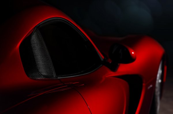 Дизайнерите на дръжките на Dodge Viper изглежда са били вдъхновени от филмите за Индиана Джоунс и други приключенски ленти, в които има древни капани и тайни катинари. Защото дръжките на американския суперавтомобил работят точно като онези капани, когато трябва да вкарате ръка в дупка в стената. За да отворите вратата на Viper, трябва да "потопите" пръстите си в горната й част, все едно да пъхнете плик в пощенска кутия. И само тогава "змията" ще ви предостави достъп до салона.