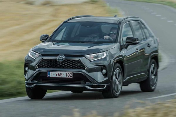 Когато говорим за хибридни превозни средства, всички се сещаме за краля - Toyota. Японската фирма има над 25 години опит в производството на модели с този тип задвижване система. А Toyota RAV4 е олицетворение на това. SUV с дължина 4,60 м, който съвсем наскоро беше обновен.

Предишната генерация все още се продава. Може да изберете или хибридния двигател с 220 к.с. с ECO етикет, или plug-in хибрида с 309 к.с., тъй като и двата са изключително икономични. До такава степен, че средният разход на гориво е съответно 5,8 л/100 км и 1 л/100 км (около 5 л/100 км без помощта на батерията).
