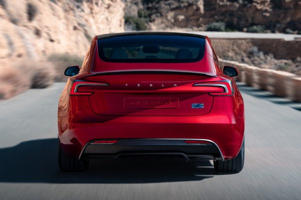 Може би не сте очаквали да намерите Tesla Model 3 в списък с големи, икономични коли, но този електрически автомобил е наистина такъв. И макар че може да не изглежда така, той е доста голям, с дължина от 4,72 м. Така че да, дълъг е. Средният му разход на гориво е 13,6 kWh/100 км.

Този 100% електрически седан може да се похвали с близо 300 к.с. мощност, както и с пробег от 750 км между зарежданията, което си заслужава. Качеството на изработка е значително подобрено в сравнение с предшественика му, а интериорът е добре използван, както и багажникът, с минимален капацитет от 425 л (плюс 88 отпред).
