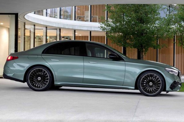 От всички нови автомобили, които можете да си купите днес, Mercedes E-Class е един от най-впечатляващите, без да се налага да влиза в суперлуксозния сегмент. Той го прави благодарение на модерния си, но елегантен външен вид, както и на технологиите и качеството на интериора.

Най-поразителното е обаче как седан с дължина 4,95 м и тегло почти 2 тона, комбиниран с турбодизелов двигател с мощност 197 к.с. във версията 220d, може да постигне разход на гориво от само 4,7 л/100 км. Най-хубавото е, че това не е трудно за постигане. Невероятно.
