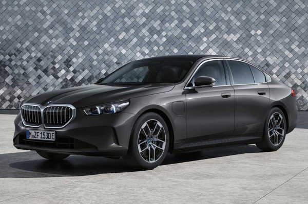 BMW Series 5 във версията 520d е много подобен модел на E-класата. Всъщност, може да се каже, че е основният ѝ съперник. Някои може да предпочетат Mercedes-а заради визията му и лекотата на използване на мултимедията му, но това е субективно.

По отношение на качество, вътрешно пространство и ефективност на двигателя, двата модела са равни, а същото се отнася в голяма степен и до цената. Този "баварец" развива 197 к.с., а средният разход на гориво е 5,1 л/100 км. Дължината му е 5,06 м.
