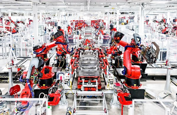 Според бивши служители, Илон Мъск толкова мрази жълтия цвят, че дори предупредителните табели и надписите на територията на компанията са направени в сиво. Ръководството на компанията многократно е опровергавало тези твърдения, така че остава да изберете на кого да вярвате - на висшия мениджмънт или на бивши служители.