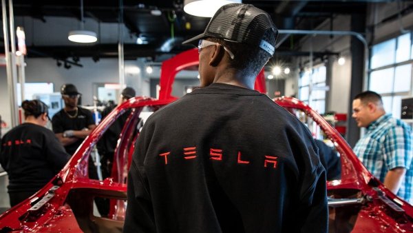 Мъск не вижда ползата от провеждането на големи срещи, така че не насърчава служителите на Tesla да ги организират. В едно от писмата си, адресирани до персонала, той нарече подобни срещи &bdquo;бич на всички големи компании&ldquo; и обяви, че с времето те влошават ситуацията. Честите срещи са разрешени само в случай на някаква спешна ситуация, в други случаи хората не трябва да се разсейват от производствения процес и да губят време в безкрайни дискусии.