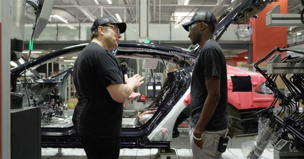 В Tesla е лесно да загубите работата си, ако сте в отпуск по болест твърде дълго. Освен това почивката по недостатъчно основателни причини също не се приема добре от ръководството. Във фирмата активно се прилагат санкции за закъснение, твърде ранно напускане на работното място, болнични и отпуски по семейни причини.