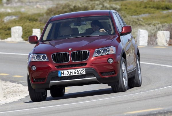 BMW X3 привлича със стилния си дизайн, динамика и комфорт, но за всичко това ще трябва да платите - и то не само при покупка. Компонентите струват много, а квалифицираната поддръжка е още по-скъпа. За да поддържате такъв автомобил, имате нужда от солиден бюджет.