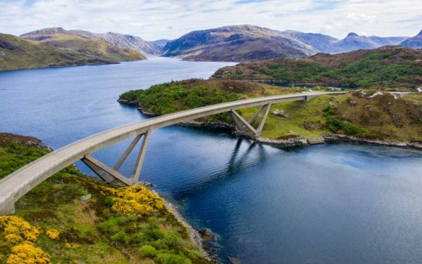 Цифрата в името идва от дължината на пътя в мили (около 800 км). Този панорамен път бе построен наскоро и открит през 2015, за да обхване цялото спиращо дъха северно крайбрежие на Шотландия. Началната и финална точка е в Инвърнес. 
