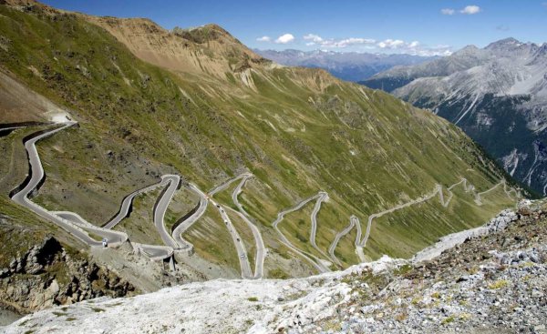 Този проход между Италия и Швейцария е легендарен от много десетилетия, защото всъщност е по-стар от автомобилите - първият път тук е построен в началото на ХIX век. 
Неслучайно Alfa Romeo кръсти първия си кросоувър на него. Най-високата му точка е на 2757 метра, което го прави втория по височина в Алпите (пръв е френският Кол дьо л'Изеран, но той не е толкова зрелищен). 
Без да оспорваме избора на г-н Алварес, ще вметнем, че разположеният наблизо проход Юлиер е не по-малко атрактивен, но не е толкова натоварен. 

