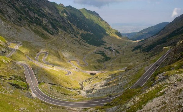 Един специален епизод на стария Top Gear направи тази отсечка световноизвестна. Всъщност 90-километровият високопланински проход през Карпатите е построен по заповед на Никулае Чаушеску за нуждите на румънската армия. Най-високата му точка е на 2145 метра. Имайте предвид, че обикновено през зимата и голяма част от пролетта пътят е затворен. 
