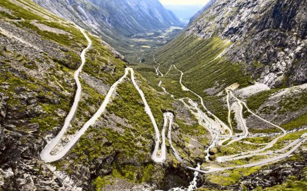 Норвежкото име на този път, Trollstigen, означава именно това. Участъкът е открит още през 1936 и привлича посетители от цял свят заради острите и живописни завои. Най-често е затворен между октомври и май. 
