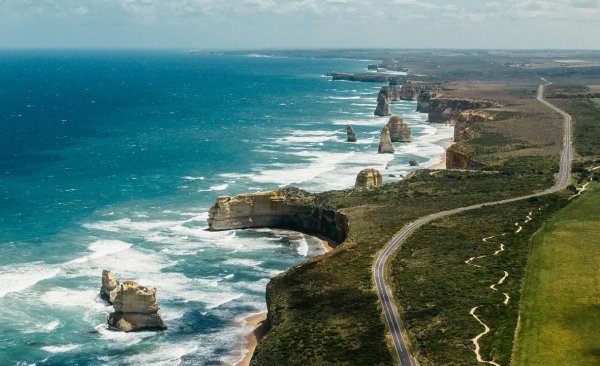 На южния бряг на Австралия, между градовете Торки и Алънсфорд в провинция Виктория ще откриете Great Ocean Road (В100). Построен с труда на войници през 20-те години, днес този живописен път е място за колоездачни състезания, маратони и, разбира се, много шофиране. 
