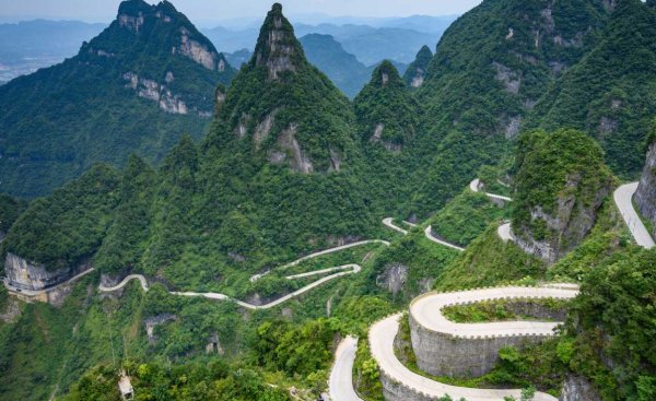 В планината Тянмън, в китайската провинция Хунан, се намира 11-километров път с удивително остри завои, общо 99 на брой. Оттук започва и изкачването по 999-те стъпала на "стълбата Тянан", която води до красива каменна арка, наречена Небесната врата. 
