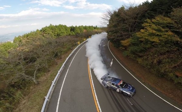 Тук гледките не са чак толкова зашеметяващи, но Хаконе е известна с друго - наричат я "японския Нюрбургринг". Този платен пътен участък (по около 5 евро на минаване) предлага широки и бързи завои, което го прави подходящ както за тестове на гуми, така и за упражнения по дрифт. 
