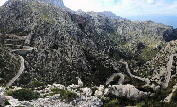 Тук можем да потвърдим лично правотата на Хавиер Алварес - неведнъж сме тествали нови модели по извивките на този път из планините Трамонтана на остров Майорка. Важно е обаче да направим забележката, че това е сред най-добрите пътища в света само в работен ден. През уикендите е пълен с автобуси, колоездачи и германски пенсионери на мотоциклети. 
