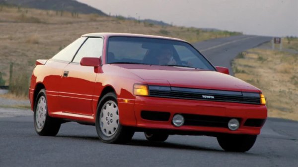 Toyota GR Corolla днес е под светлините на прожекторите благодарение на своя рали дизайн и инженерство. Японският автомобилен производител играе тази игра на превръщане на рали състезатели в легални за улицата автомобили.

Вземете например Celica All-Trac Turbo. За разлика от обикновената Celica от онази епоха, с атмосферен четирицилиндров двигател със 116 или 135 коня, All-Trac генерираше 190 конски сили от своята специална турбо конфигурация с интеркулер, проектирана от Yamaha. С алуминиева глава с два разпределителни вала, горивни камери тип &bdquo;pent-roof&ldquo;, сложна система за засичане на детонации и система за впръскване на масло за охлаждане на буталата, самият двигател беше достоен за статут на &bdquo;вечно сложен&ldquo;.

Както подсказва името, тези Celica имаха и постоянно 4х4, което по онова време означаваше централен диференциал с вискомуфа, кардан от три части с четири карета за потискане на шума, уникални тампони на двигателя и подсилен под. 
