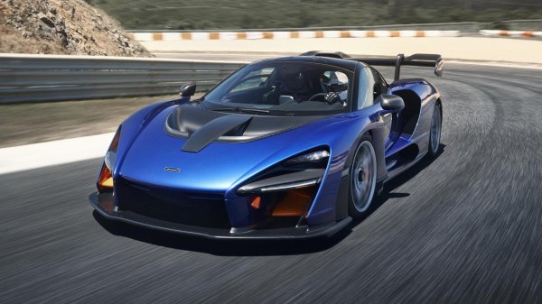 Senna е най-екстремният модел на McLaren, предназначен за движение по пътищата, когато е представен през 2018 г. И няма смисъл да ви обясняваме, на кого е посветен. Машината, носеща името на легендата Аертон Сена е изцяло посветена на аеродинамиката, като разполага с масивно крило, което в комбинация с останалите елементи осигурява притискателна сила от 800 кг при скорост от 250 км/ч.