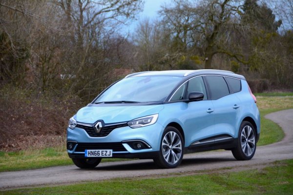 Сегментът на минивановете отдавна трябва да бъде вписан в Червената книга на изчезващите видове. Мнозина със сигурност ще съжаяват за Scenic, който е наистина отличен автомобил. Самите французи го считат за първия модел от този клас в света.
