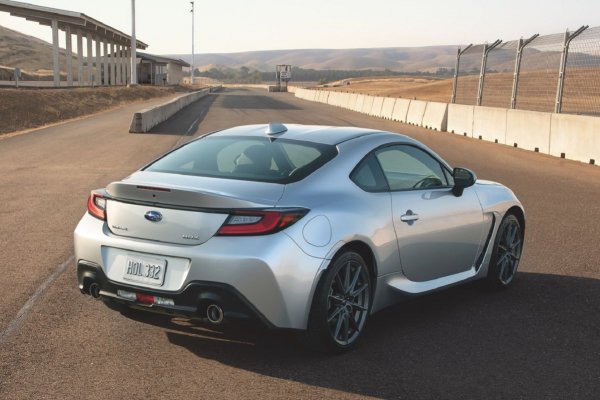 Новите екологични норми със сигурност ще сложа край на мечтите на европейците за ново Subaru BRZ, тъй като то се предлага само с 2,4-литров атмосферен мотор с мощност 231 к.с. Вече е сигурно, че купето няма да се появи на Стария континент.
