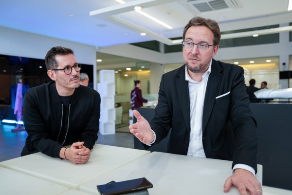 - Трябва да се вслушаме в пазара. Да чуем потребителите, които ни казват: искаме да купуваме повече електромобили, но не с тази скорост, която очаквате. Затова искаме гъвкавост - и за грамовете СО2 през 2030, и за забраната на ДВГ през 2035. Ако има въобще забрана на ДВГ. 
В края на краищата потребителите са онези, които купуват автомобилите. Тоест те вземат решенията, а не политиците. Очакваме именно такава гъвкавост през декември. Какви ще са точно мерките? Не можем да гадаем, защото това вече го решават политиците. 
