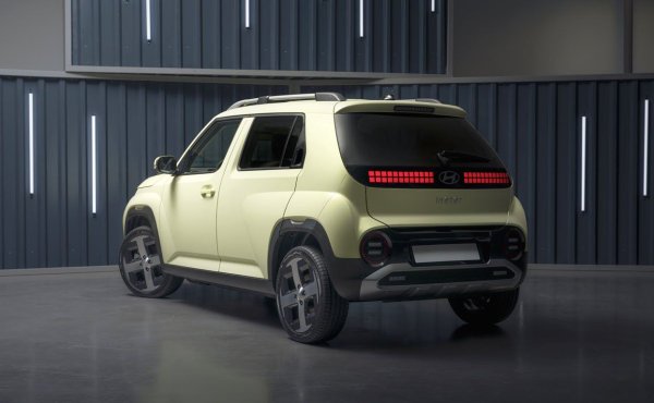 За нас новият i10 технически е Hyundai Inster. Това е чудесен автомобил от А-сегмента, който има голям успех. Спечелихме много награди с него. Inster е най-продаваният малък електромобил в Германия, тоест в А- и В-сегмента. Съвсем скоро го лансирахме във Великобритания, едва сега го лансираме във Франция - отново заради регулации, защото френският Ecoscore се изчислява поотделно за 4-местни и 5-местни автомобили, така че се наложи да хомологизираме наново петместна версия за Франция. 
