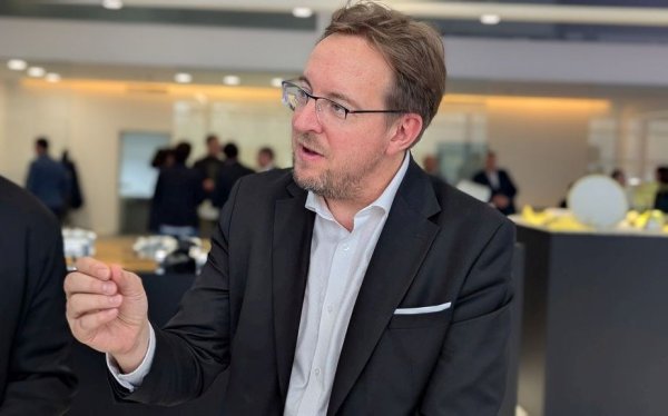 - Това е свързано и с тези нови регулации, които очакваме. Ще видим какво ще включват те за електрическото задвижване, каква част от него трябва да бъде произведена в Европа, и какво означава всичко това на практика за себестойността на автомобилите. Не мога да коментирам и за евентуалния компромис с безопасността, докато не видя детайлите. 
