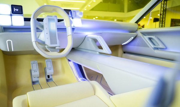 - Не съм ги броил. Но напоследък сме свидетели как 8-10 нови регулации се появяват всяка година. Някои са директно насочени към автомобилната промишленост, някои засягат доставчиците ни или се отнасят до отчетността. Естествено, те правят нашия живот по-труден, отколкото беше преди. Разработването на ново задвижване, нова платформа, нов модел е огромна инвестиция и е добре да имаме някаква форма на стабилност и предвидимост. И да можем да внедряваме онези функционалности, които потребителите искат и ползват, а не неща, нужни само за покриване на регулациите. Мисля, че малко сме позабравили за нуждата първо да говорим с потребителя и да планираме автомобили, които задоволяват неговите нужди. 
Разбираме, че времената се променят и изискват нови правила. Но е добре да имаме поне очертания какви правила се задават. Защото е факт, че Европа има много повече регулации от останалите региони. Цената на автомобилите еволюира значително в последните години. Регулациите са една от основните причини. Ако има възможност да се опростят за в бъдеще, трябва да я обмислим, защото това означава да мислим за клиентите си. 
