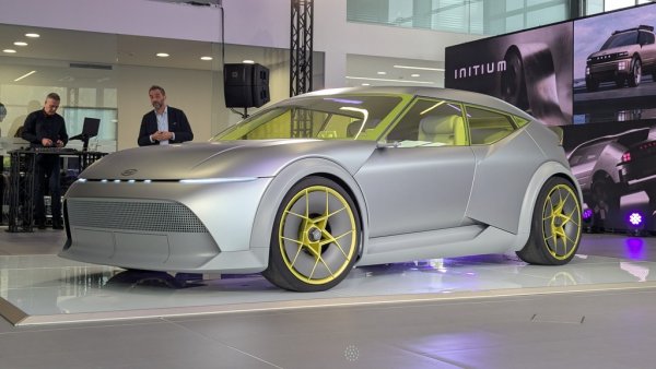 - Ние сме уверени, че електрификацията е пътят за намаляване на емисиите. Но това не е цялата история. Има ги и неелектрическите автомобили. Ние искаме да имаме най-добрите предложения и в двата свята. Бъдещият Ioniq 3 ще е идеалното предложение за електрическо задвижване в В-сегмента. Но също така ще лансираме и новия i20, който ще е с хибридно задвижване. Фактът, че 18% от клиентите в Европа избират EV, означава, че 82% от клиентите все още избират нещо друго. 
Ние можем да си позволим да полагаме усилия и в двете посоки, защото Hyundai Motor Group е третият най-голям производител на автомобили в света. Миналата година продадохме над 7 милиона автомобила. Имаме капацитета и обемите, за да си позволим да инвестираме във всички технологии. Да контролираме онова, което се поддава на нашия контрол. Защото ние не контролираме коя част на пазара ще расте. Можем само да се стремим да предложим най-добрата оферта във всеки сегмент. В Европа делът на електромобилите от продажбите ни е 17%, но в САЩ е само 7%, а САЩ са голям пазар за нас. Така че ние продължаваме да развиваме неелектрифицирани модели за американския пазар. 
