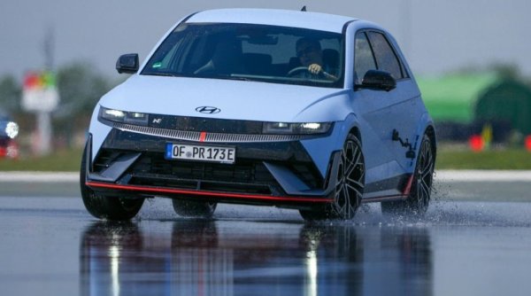 - Това е сложен въпрос. Трябва да се намери правилният баланс, защото все още има сериозна разлика в себестойността на моделите с ДВГ и на електрическите модели. Хубаво е да помогнеш мъничко на потребителите да прекосят този мост. Но не бива субсидиите да са толкова големи, че хората да забравят себестойността на електрическото задвижване. Без никакви стимули е трудно да се наложат електромобилите, а те намаляват емисиите. Но прекомерните субсидии влияят зле на остатъчната стойност на електромобилите, и карат хората да забравят, че това е нова и превъзхождаща технология. Невинаги е лесно да се намери този баланс. 
