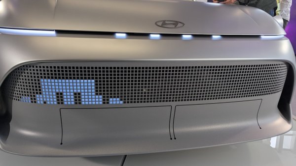 - Още не сме го достигнали. Има положителен напредък, но още няма паритет. За да го постигнем, ни трябват по-големи обеми. В този смисъл субсидиите помагат. Но и те трябва да са нещо стабилно и предсказуемо, за да ги разбират хората и да правят рационален избор. Харесваше ни какво правеше германското правителство допреди няколко години - но те го спряха буквално от днес за утре. На много места субсидията е всъщност един ограничен годишен бюджет, който се изчерпва за няколко дни. Това не помага особено. 
Самите потребители имат нужда от повече предвидимост. Доскоро техният избор бе между бензин и дизел. Сега има толкова много различни видове задвижване, че хората се нуждаят от помощ, за да решат. Непрекъснатите промени в средата не ги улесняват, напротив.
