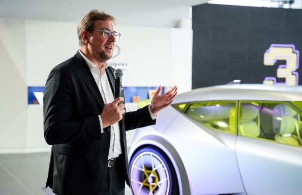 - Инфрастрктурата е един от ключовите аспекти при водорода. Тя е скъпа, много по-скъпа от тази за електромобилите. Но, пак казвам, това е отлично решение за дълги разстояния, за превозващи стоки камиони. Важно е и по какъв начин произвеждаш водорода, разбира се. Така че това е много интересна тема. Сложна, но интересна. 
