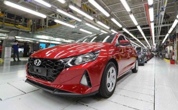 - Това е добър въпрос. Видяхме в последните години, че геополитическите въпроси могат да объркат до някаква степен нашия бизнес. Но ние и преди това се стараехме да произвеждаме автомобилите близо до пазарите, на които ги продаваме. През 2024 година 79% от колите, които сме продали в Европа, са построени в нашите два завода в региона - в Чехия и в Турция. Тази година процентът ще е малко по-нисък заради Inster, който идва от Корея. Но догодина ще лансираме Ioniq 3, който ще се прави в Турция. 
За нас Европа е ключов регион и искаме да имаме поне 75-80% местно производство. Това намалява геополитическите рискове за нас. 
За да има преместване на производства, то трябва да носи икономически смисъл. Защото преместването не е лесно. Не местиш само една фабрика - това е цяла екосистема с доставчици и поддоставчици. От друга страна, колкото повече автомобили продаваш, толкова повече има смисъл да си задаваш тези въпроси. 
