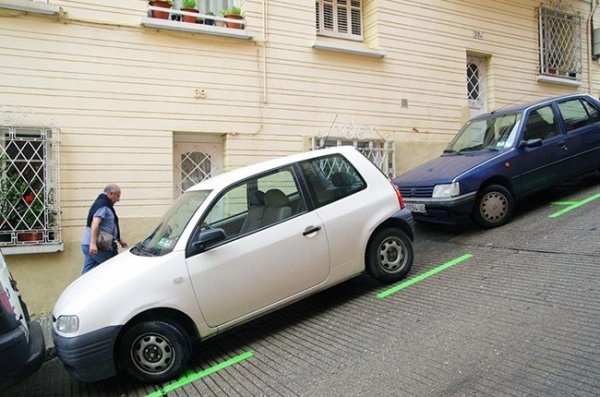 Когато паркират на склон, много шофьори забравят да завъртят колелата към бордюра. Това е необходима предпазна мярка, за да не започне колата да се движи в случай на повреда на спирачката. Ако паркирате на наклон, завъртете колелата към бордюра - по този начин колата се опира на него в случай на евентуално потегляне. Когато паркирате надолу, обърнете колелата далеч от бордюра.