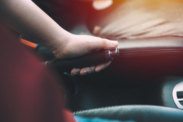 Много шофьори оставят колата само на предавка, считайки я за достатъчна. Този метод обаче не винаги гарантира стабилност, особено на наклонена повърхност. Ръчната спирачка осигурява допълнително заключване. С автоматична скоростна кутия също си струва да използвате "паркиране" в комбинация с ръчна спирачка за по-голяма безопасност.