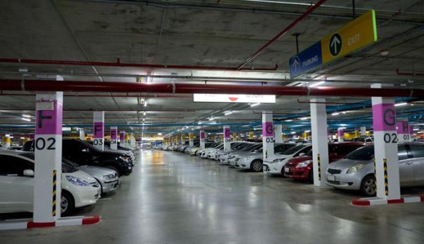 Паркирането в близост до входове или изходи създава неудобства за другите шофьори и често нарушава правилата за движение. Такива места обикновено са запазени за служби за спешна помощ или специални категории шофьори, например за хора с увреждания. Освен това паркирането на такива места увеличава риска от повреда на автомобила, тъй като други шофьори, маневрирайки в затворено пространство, могат да го ударят.