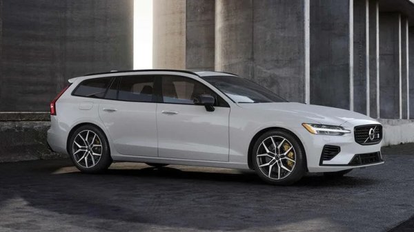 Това шведско комби е възможно най-готиното, но само погледнете пълното име на тази кола. То е дълго и загатва за сложността, криеща се под ламарините. Като например четирицилиндров двигател с вътрешно горене, оборудван едновременно с турбокомпресор, механичен компресор и интеркулер.

Volvo го нарича Twin Engine, което е едновременно много буквално и абсолютно точно. Тези коли разполагат и с електрически мотор с водно охлаждан статор на задния мост, осигуряващ задвижване на всички колела. Друг мотор, интегриран с коляновия вал, е разположен като &bdquo;сандвич&ldquo; между ДВГ и трансмисията, за да стартира четирицилиндровия двигател, да осигурява малко електрическа мощност и да зарежда батерията.

Освен това V60 е плъгин хибрид (PHEV). Още един електрически мотор е свързан с батерия от 11.6 kWh, за да предложи 22 мили (35 км) пробег на електричество и още много сложност. 415 конски сили и ускорение до 100 км/ч за 4,5 секунди е приятно, но се молете, ако тази ода за сложните автомобили някога се повреди.
