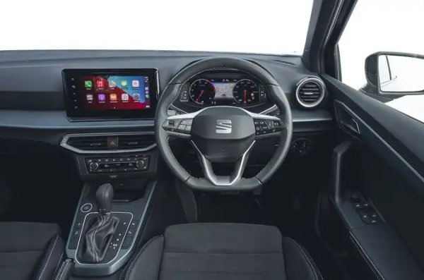 Плюсове - подредено управление, по-просторен е от много конкуренти, добре оборудван.

Минуси - има какво да се желае от качеството на интериор, високите нива на оборудване са твърде скъпи, конкурентите имат по-гъвкави задни седалки.
