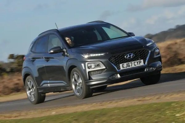 Среден разход - 4,96 л/100 км

Тази хибридна версия на Kona се задвижва от 1,6-литров бензинов двигател и електрически мотор, произвеждащи общо 139 к.с., когато работят заедно. Това осигурява страхотна производителност и възможност за шофиране из града на кратки разстояния само с електричество. Разходът в града е особено впечатляващ - 3,69 л/100 км.
