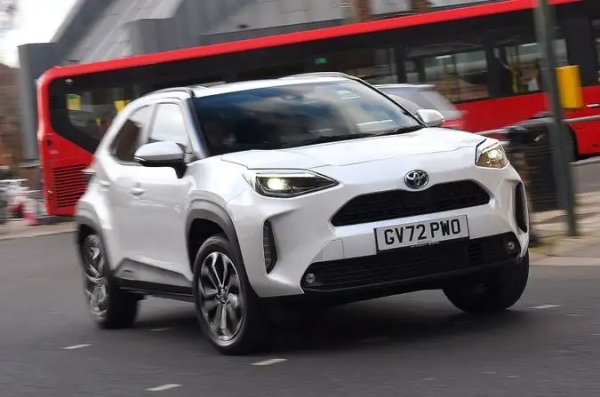 Среден разход - 3,91 л/100 км

Най-малкият SUV на Toyota не е просто най-икономичният автомобил в този клас &ndash; това е най-икономичният автомобил, който са тествали в WhatCar? Това се дължи на неговата хибридна система, която съчетава 1,5-литров бензинов двигател с електрически мотор. Това позволява на Yaris Cross да се движи само на електричество известно време.
