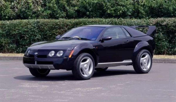 Към средата на 90-те години на миналия век Nissan си изгражда име по целия свят с няколко поколения успешни спортни автомобили като Skyline GT-R, серията Z и Silvia. Въпреки това, на автомобилното изложение в Токио през 1997-ма японският производител представя концепт, който коренно се различава от всички предишни спортни модели на марката.
