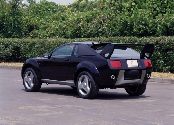 Моделът Trail Runner съчетава характеристиките на двуврато спортно купе и SUV. Благодарение на огромните колела и значителния клиренс, автомобилът е готов да преодолява офроуд.

Колата е оборудвана с 1,8-литров редови четирицилиндров двигател с турбокомпресор и система за задвижване на всички колела Attesa, заимствана от Skyline GT-R. Въпреки положителния отзвук от обществеността и медиите, Trail Runner така и не е пуснат в серийно производство.
