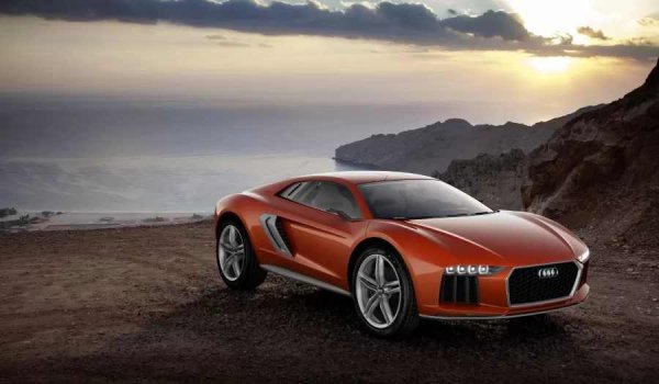 Audi се смята за един от най-успешните автомобилни производители, които се адаптират към нарастващото търсене на кросоувъри и SUV-ове. Въпреки това, през 2013 година компанията представя друг тип кросоувър - не утилитарен, а спортен.

Базиран на концепта Italdesign Parcour, който дебютира няколко месеца по-рано, nanuk quattro (името се пише с малка буква) се превръща в екстравагантен хибрид между суперкола и SUV. Външно автомобилът с врати тип пеперуда изглежда като футуристична версия на Audi R8, готова за приключения далеч от цивилизацията.
