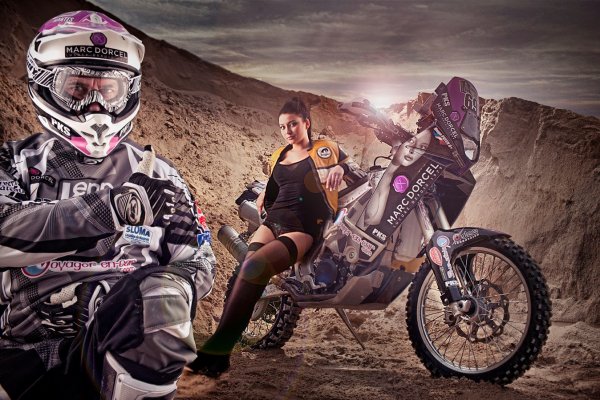 Дакар 2011 - Порнозвездата Ана Полина краси мотора на каращият с култовия №69 френски мотоциклетист Юго Пайен