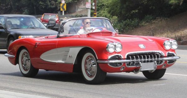 Този Corvette C1 V8 от 1959 година има дълга история зад гърба си. Всъщност, той принадлежи на бащата на Клуни - Ник, който го купува, за да ухажва бъдещата си съпруга. Като малък Джордж винаги е искал тази кола, но баща му така и не му разрешава да седне зад волана.

Когато Клуни се разделя с първата си съпруга Талия, баща му ремонтира колата и му я изплаща, за да го разведри. Оттогава холивудската звезда не се разделя с нея и често е засичан да я кара с щастлива усмивка на лицето.
