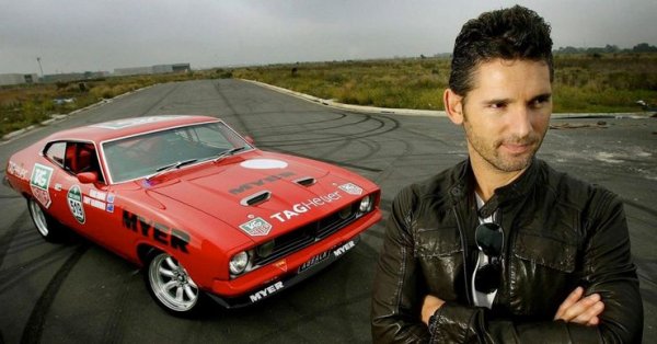 Малцина знаят, че Ерик Бана е автомобилен състезател и прекарва много време на пистата, когато не се снима в някой филм. А любимата му кола е идеално възстановен Ford Falcon XB Coupe, с който актьорът участва в различни състезания.

При едно от тях Бана катастрофира тежко, но се измъква без наранявания. Колата с 600 коня под капака е ремонтирана и отново изглежда фантастично. А инцидентът не намалява страстта на актьора към високите скорости.
